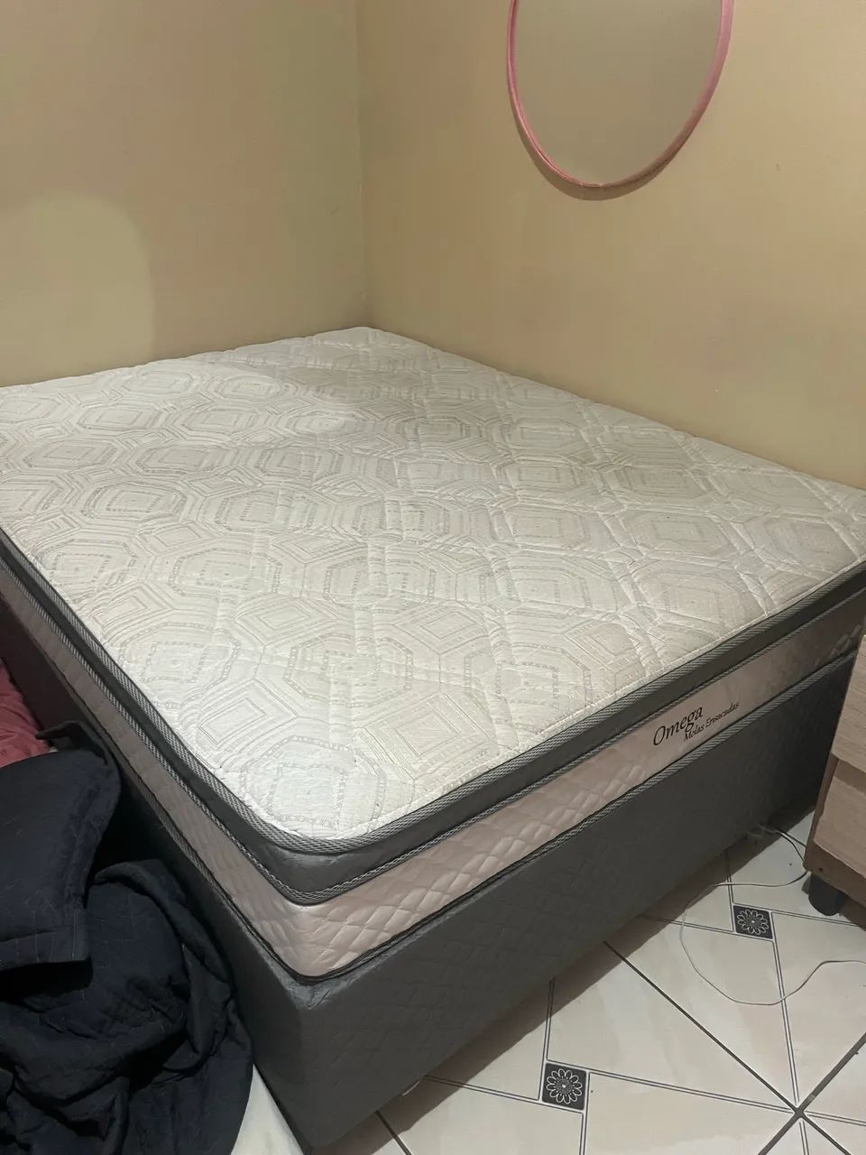 VENDE-SE BASE BOX E COLCHÃO (USADO POR 5 MESES) R$800
