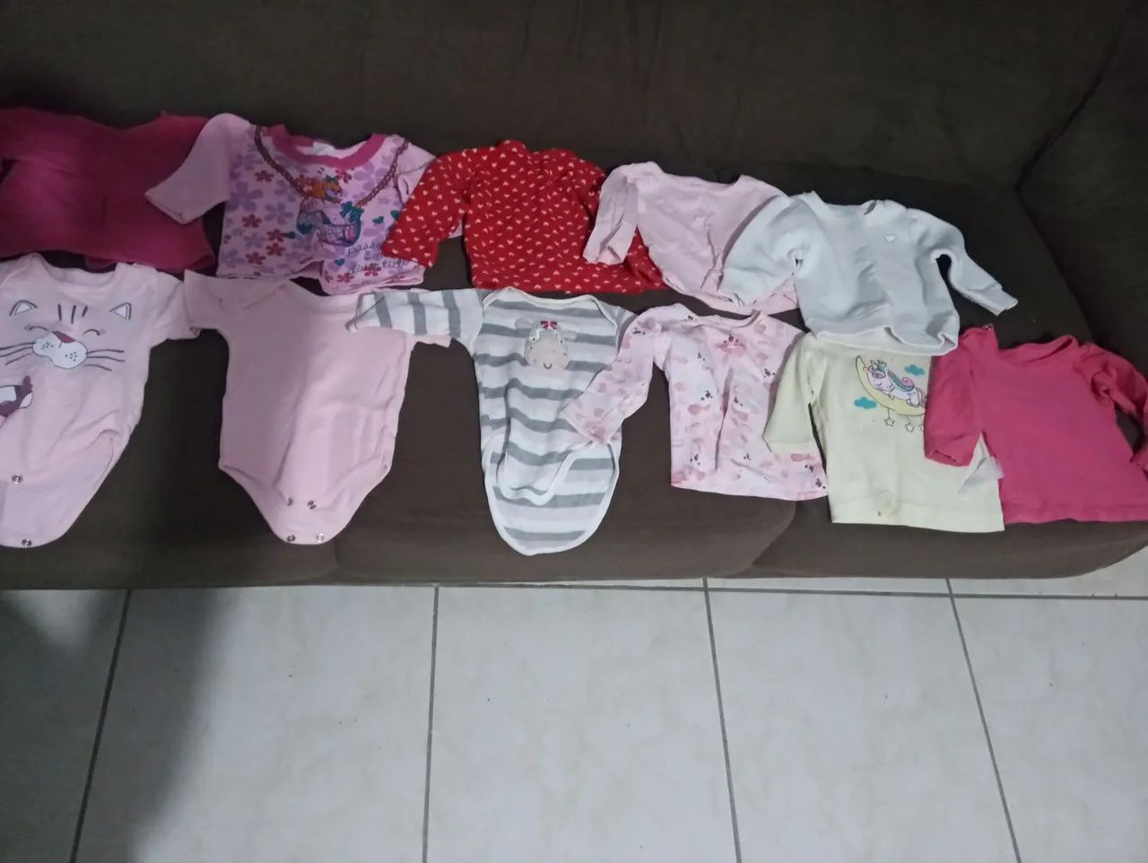 Roupinhas de bebê menina.