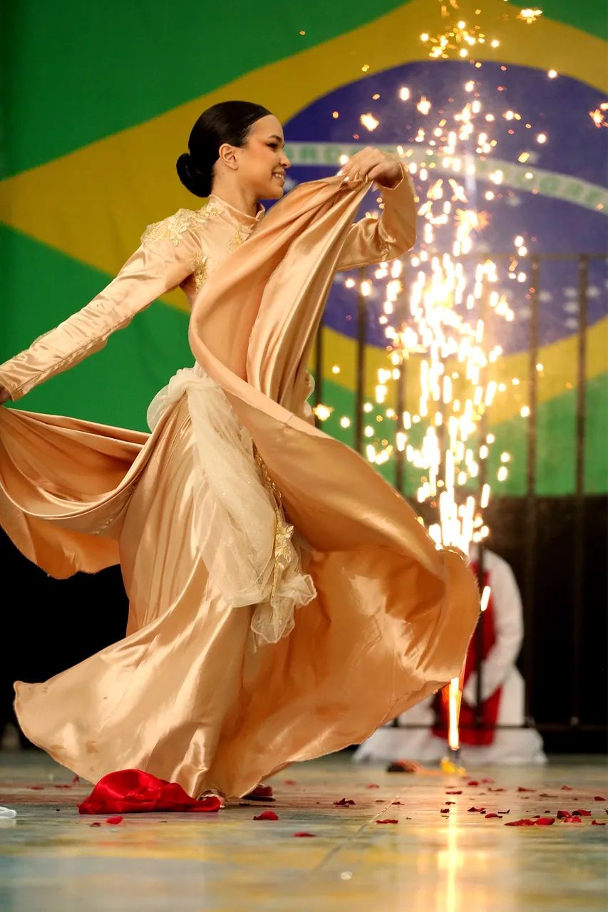 Vestido Dourado com Aplicação de Renda Elegante - Foto 2