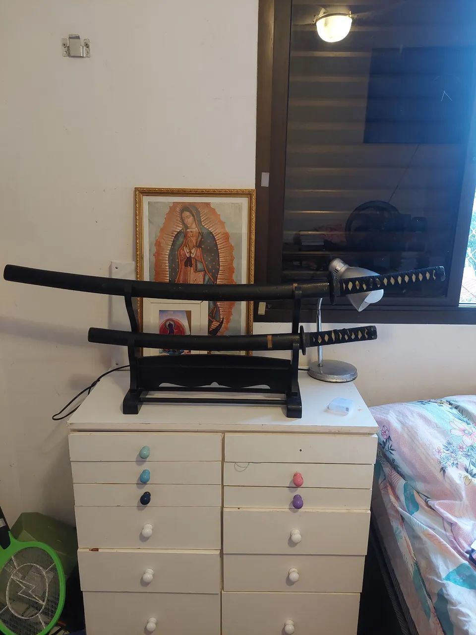 2 katanas com suporte de madeira