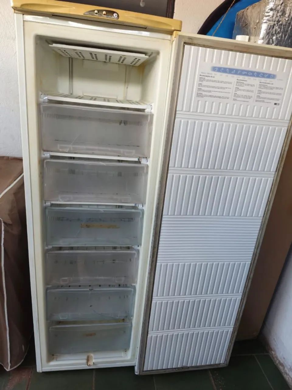 Freezer vertical Electrolux  branco  - Foto 2
