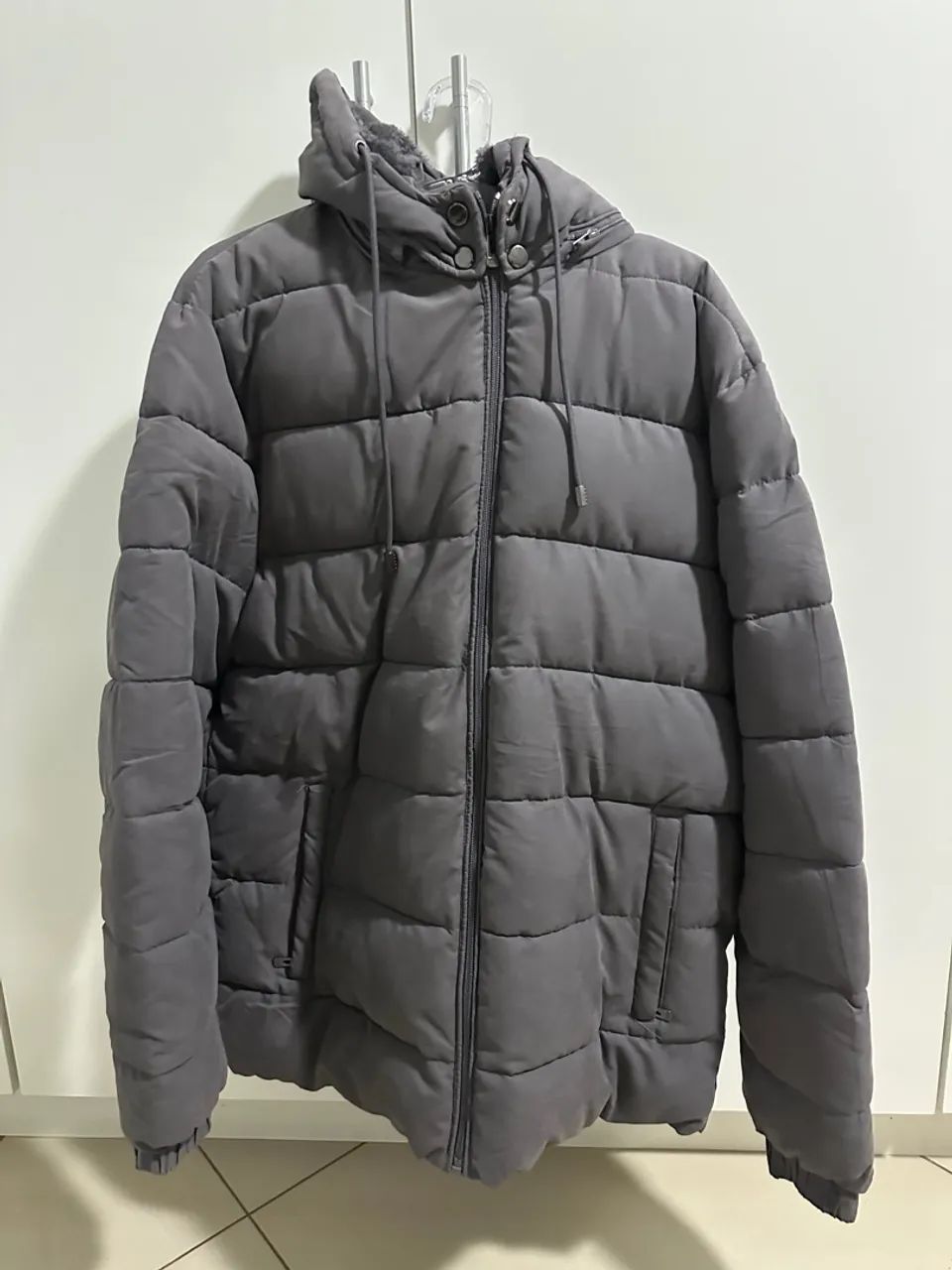 Jaqueta puffer cinza 