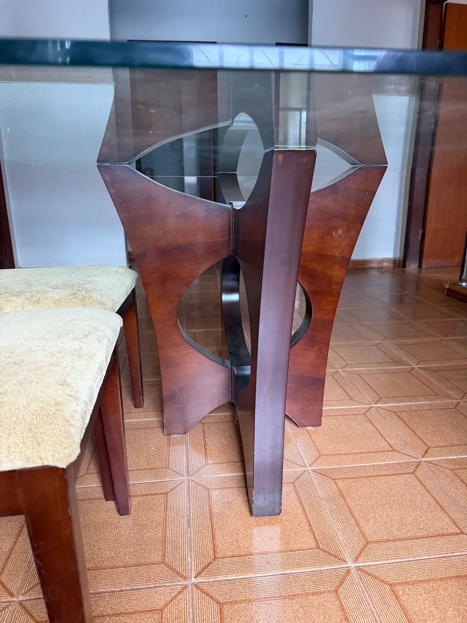 Mesa vidro e pés e cadeiras em madeira  - Foto 2