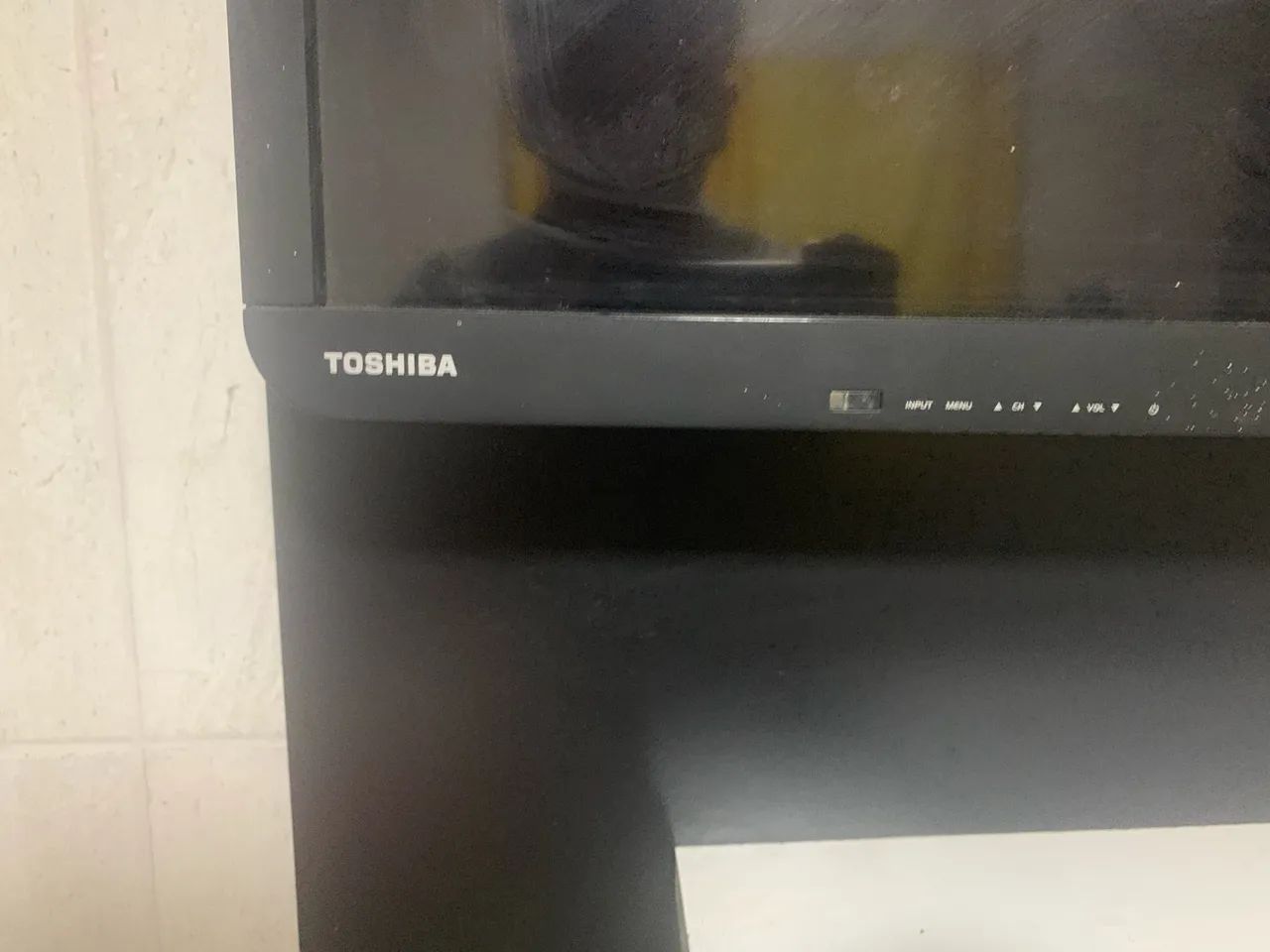 Televisão Toshiba 48 polegadas e Painel de madeira  - Foto 2