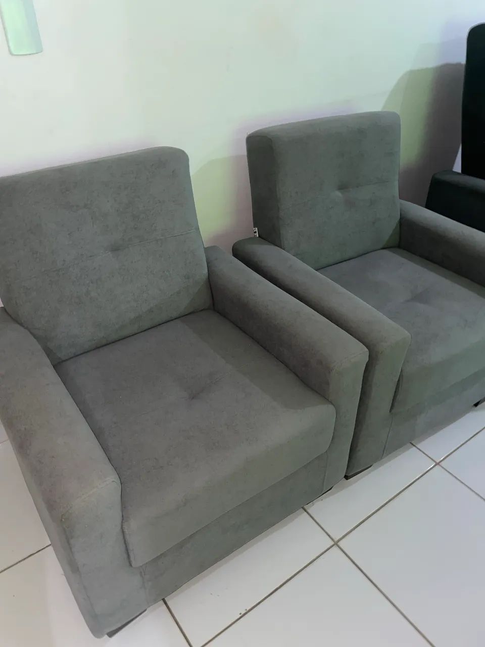 Par de poltronas estofadas (Menos de 1 mês de uso) - Foto 3