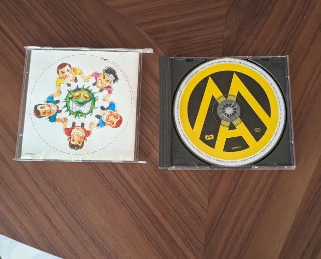 CD autografado Mamonas Assassinas e brindes - Foto 2