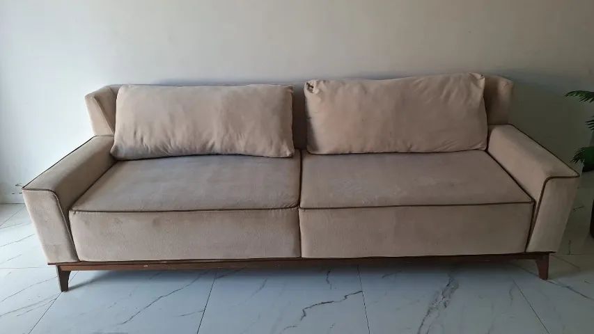 Um sofá confort plus bege 2.30 mts.   Em perfeito estado