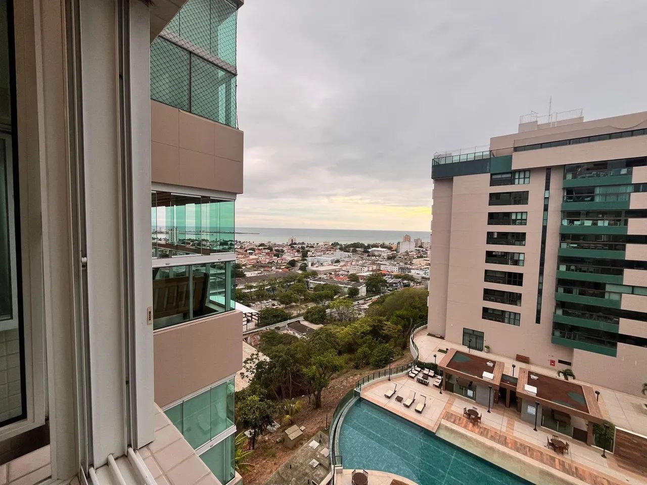 Alugo Apto com 121 m² e 3 quartos sendo 2 suítes no Farol - Foto 2