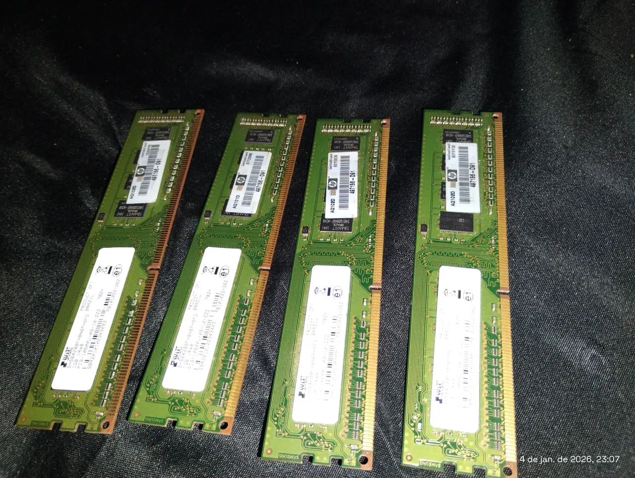 4 memórias ram de 1GB DDR3.