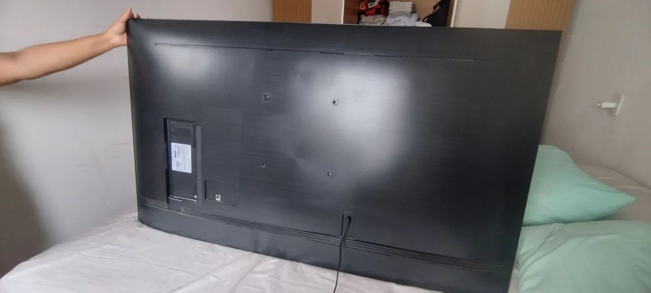 TV Samsung 55 AU7700 com tela quebrada - liga normal - para peças. - Foto 3