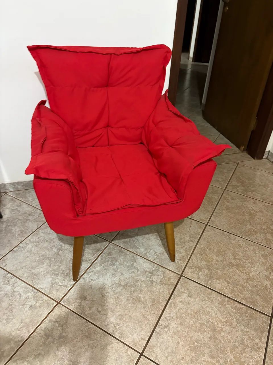 Poltrona confortável e cheia de estilo + Nicho vermelhos