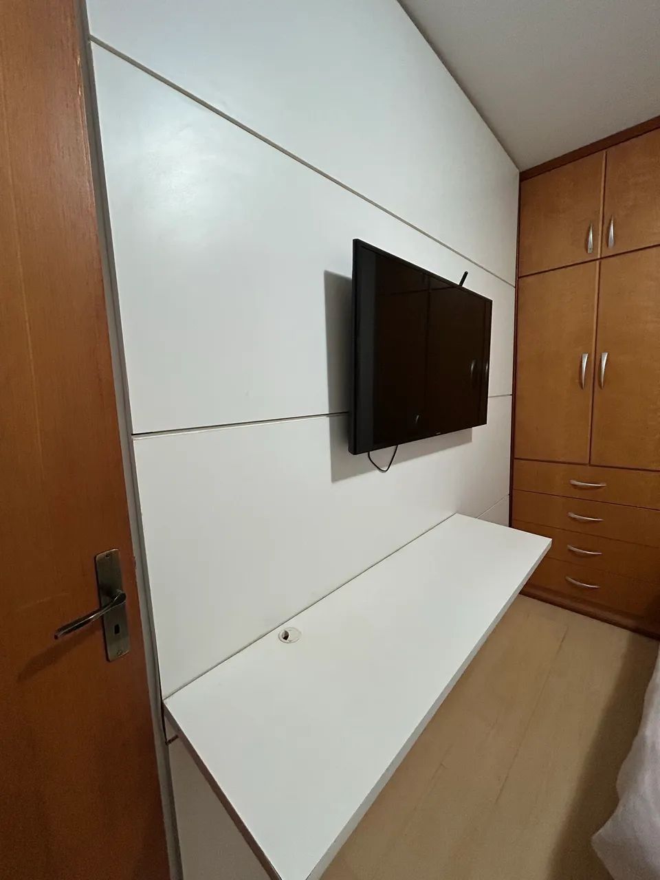 Painel MDF para suporte TV e bancada estudo