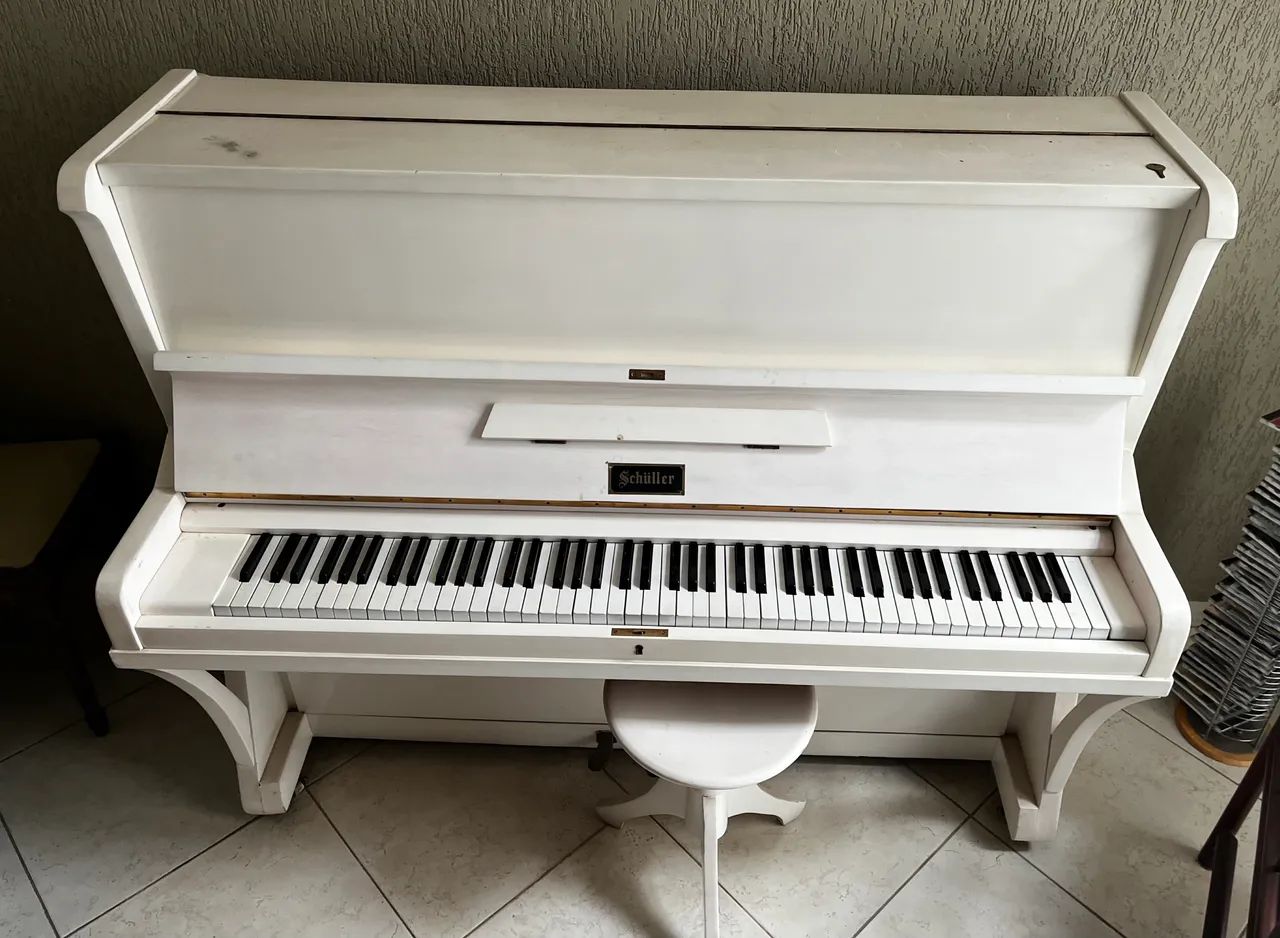 Piano vertical branco da marca Shuller - Foto 2