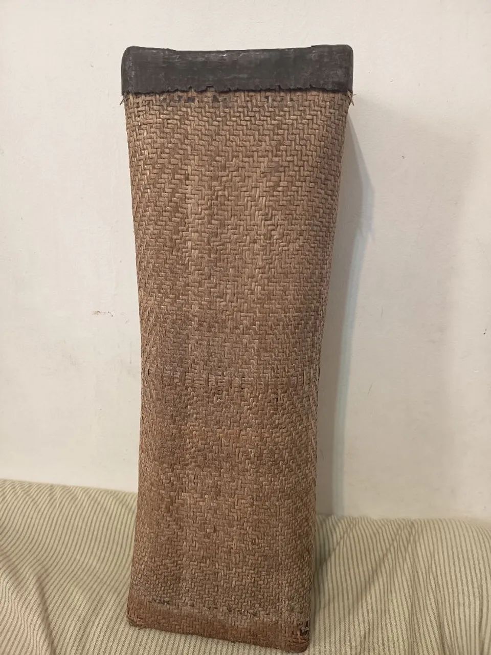 Almofada vintage chinesa de vime trançado