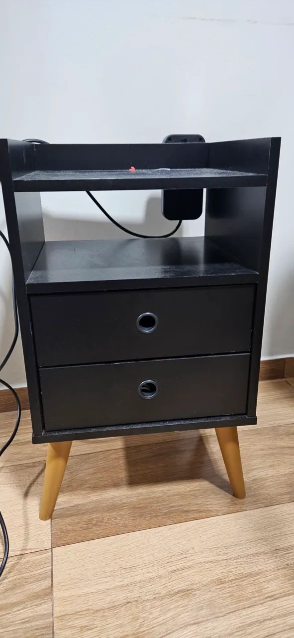 2 mesas de cabeceiras pretas com 2 gavetas