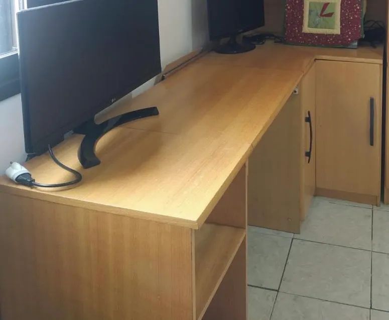 Mesa em L com armazenamento lateral com porta - Foto 2