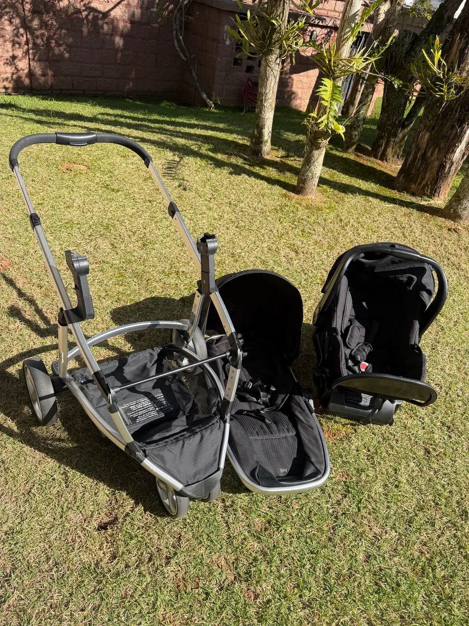 Carrinho com Moisés +bebê conforto + base com isofix 