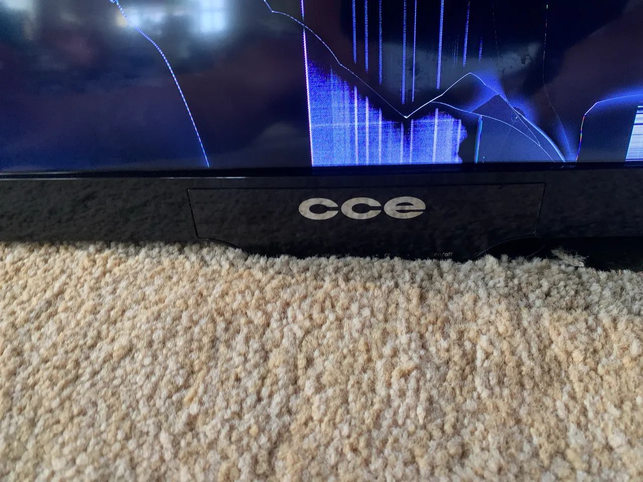 Tv led cce pn 39G com tela quebrada - Foto 2