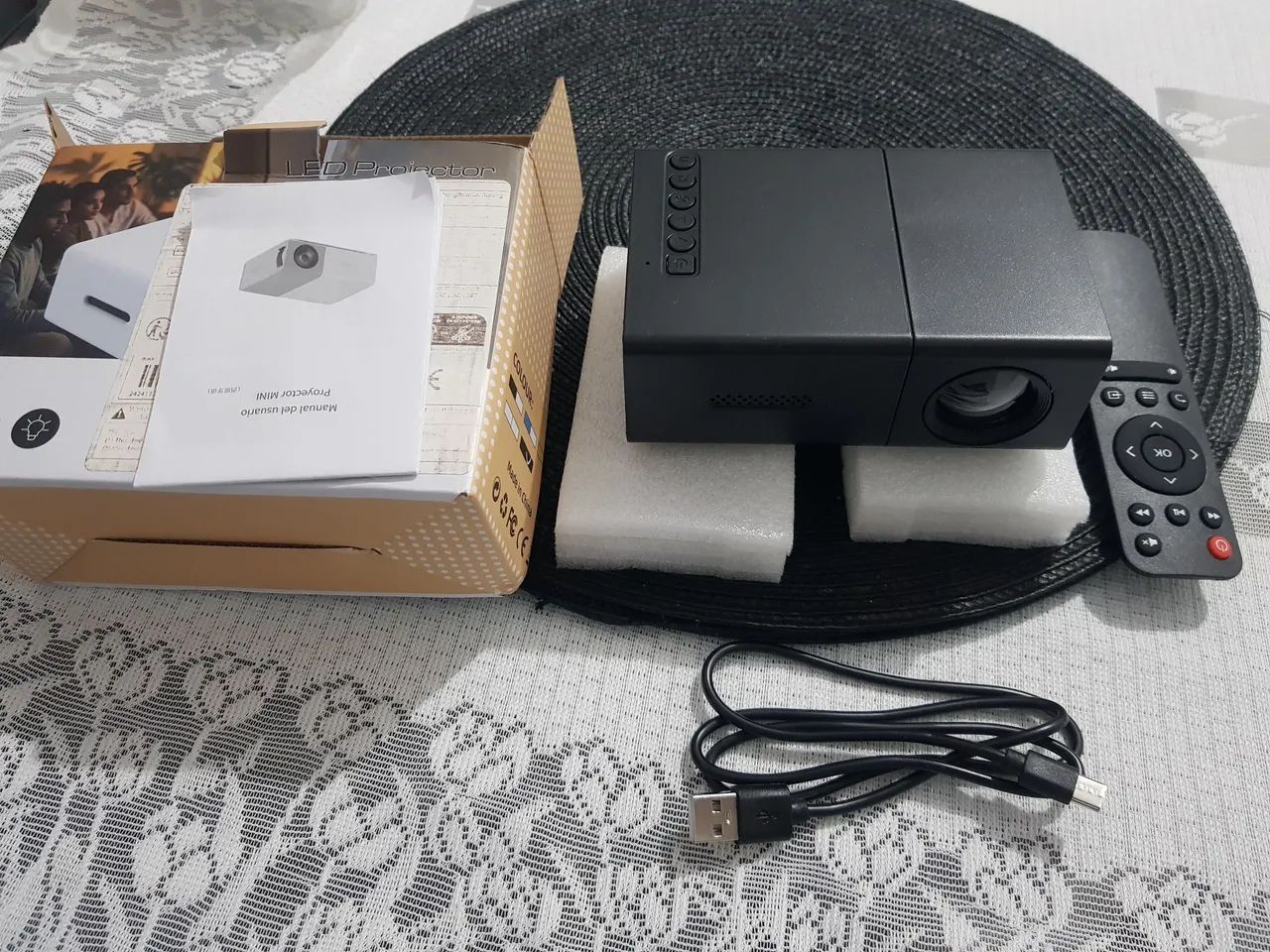 Mini projetor com HDMI e USB e controle