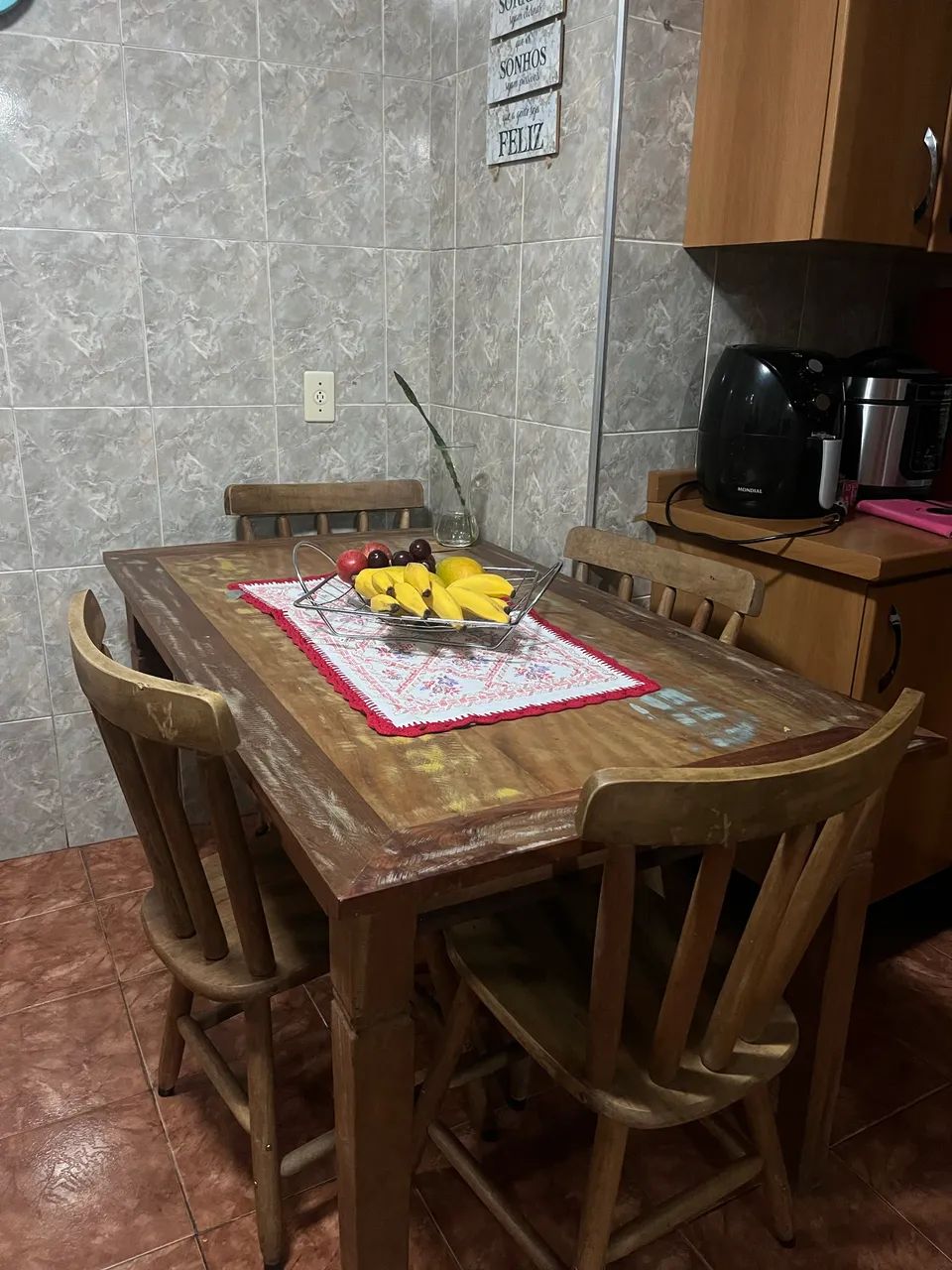 Mesa em madeira com quatro cadeiras