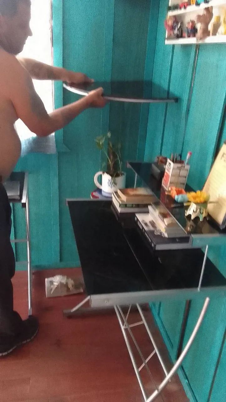 Mesas para computadores e prateleira de canto - Foto 3