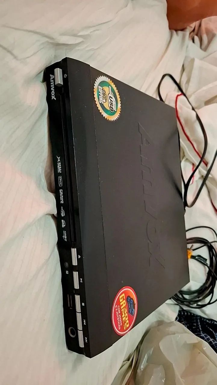 Aparelho de DVD player Amvox com função de jogos.