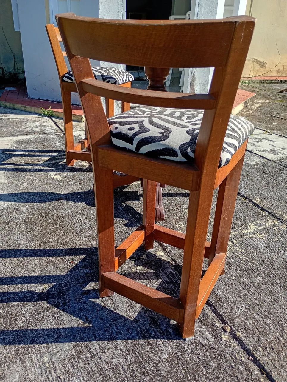 Conjunto de mesa e cadeiras em madeira - Foto 4