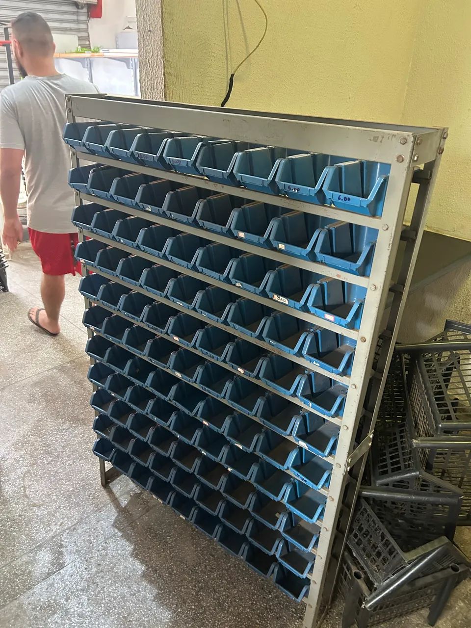 Estante Gaveteiro Porta-Componentes com 108 gavetas