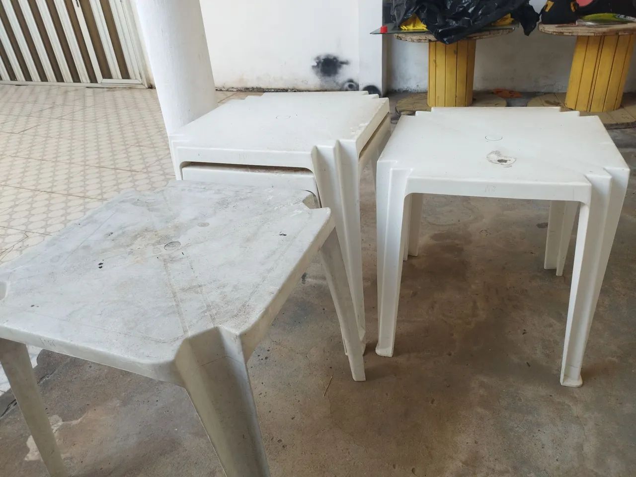 Vendo cadeiras e mesas plástico 