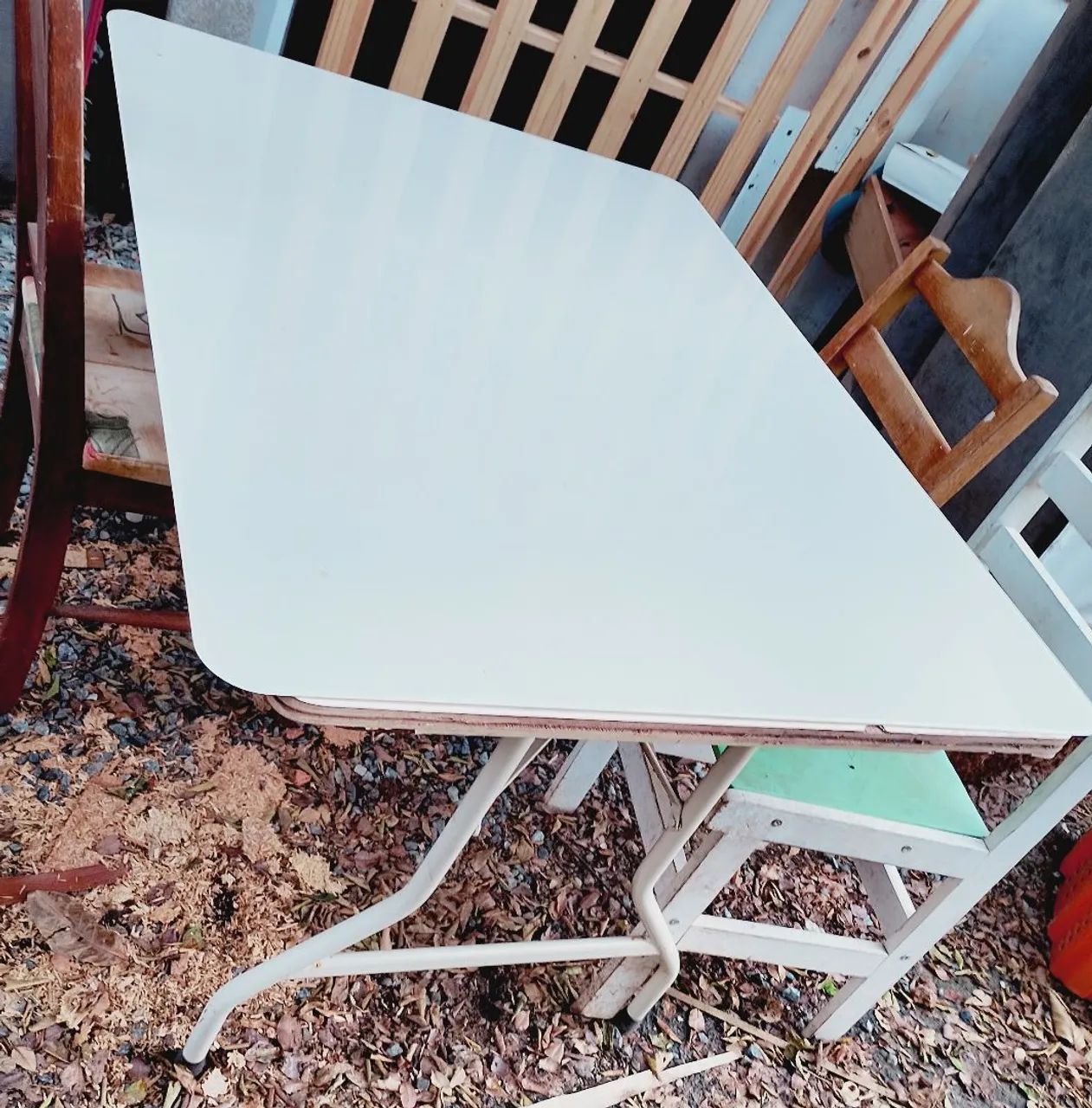 Mesa com cadeiras diferentes das outras. Boa - Foto 3