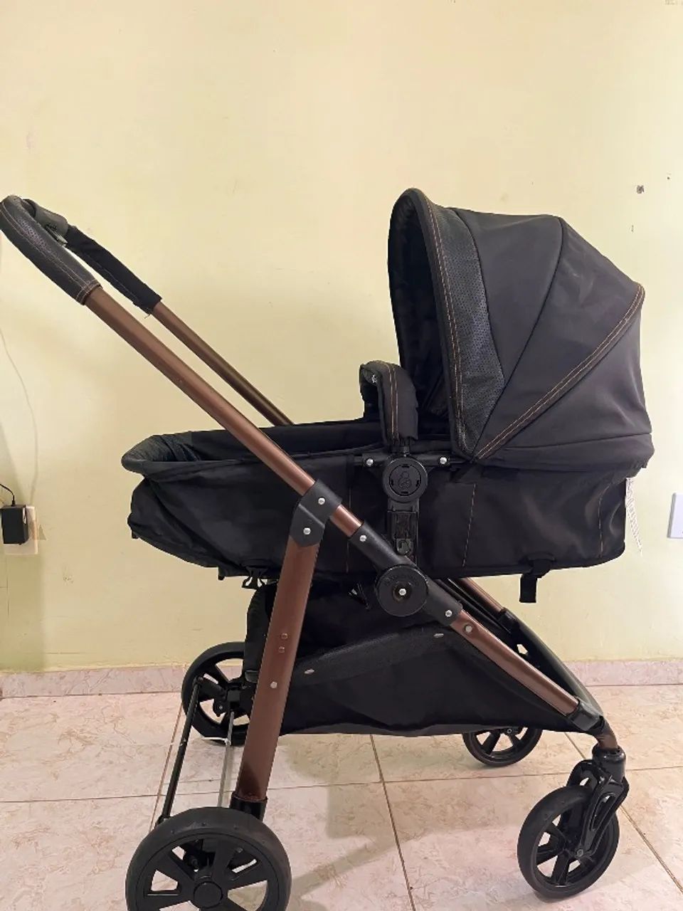 Carrinho de bebê com bebê conforto  - Foto 4