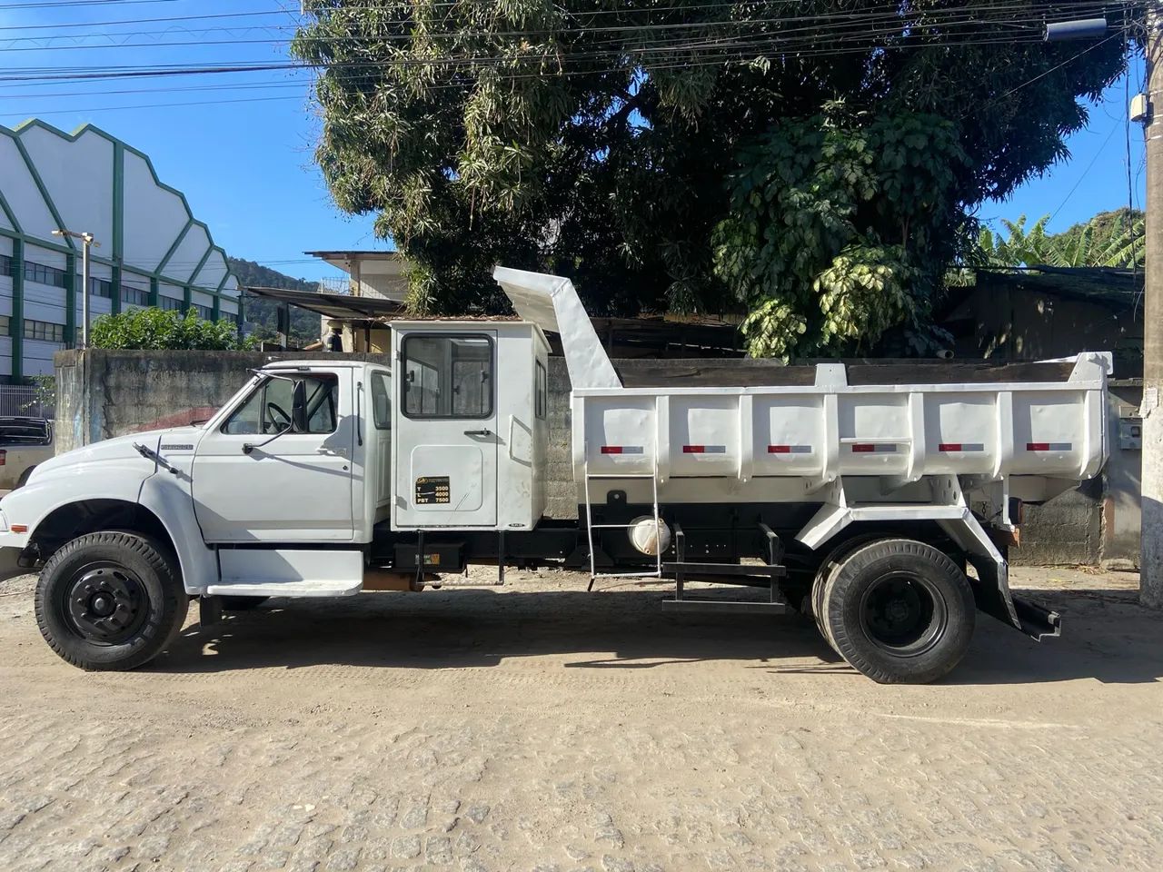 Locação de Caminhão Caçamba Toco com Cabine Suplementar