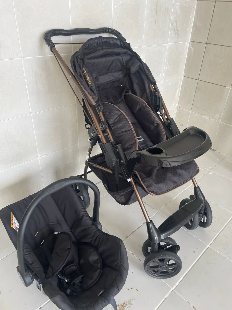 Carrinho de bebê com bebê conforto $580
