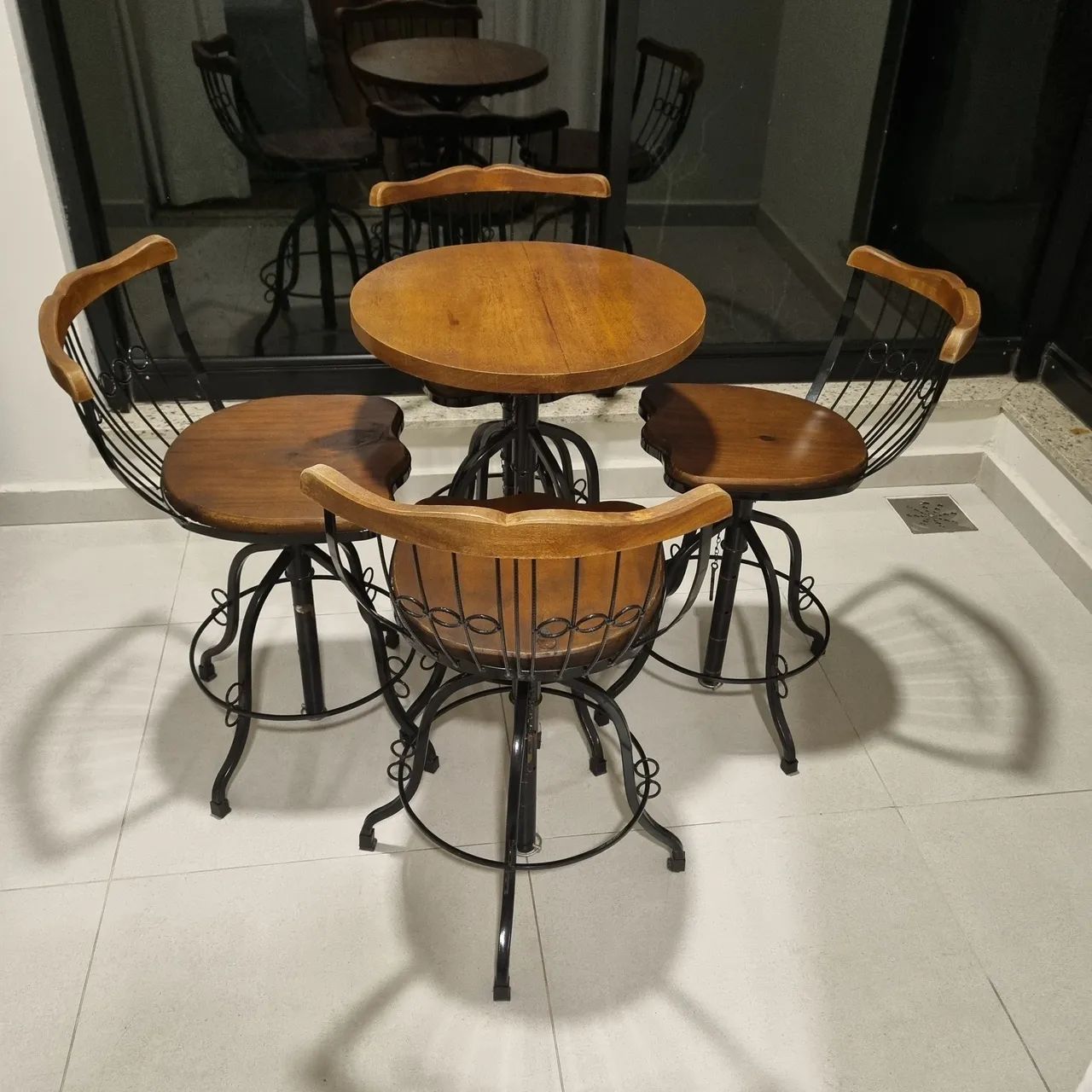 Conjunto de mesa e banquetas bistrô