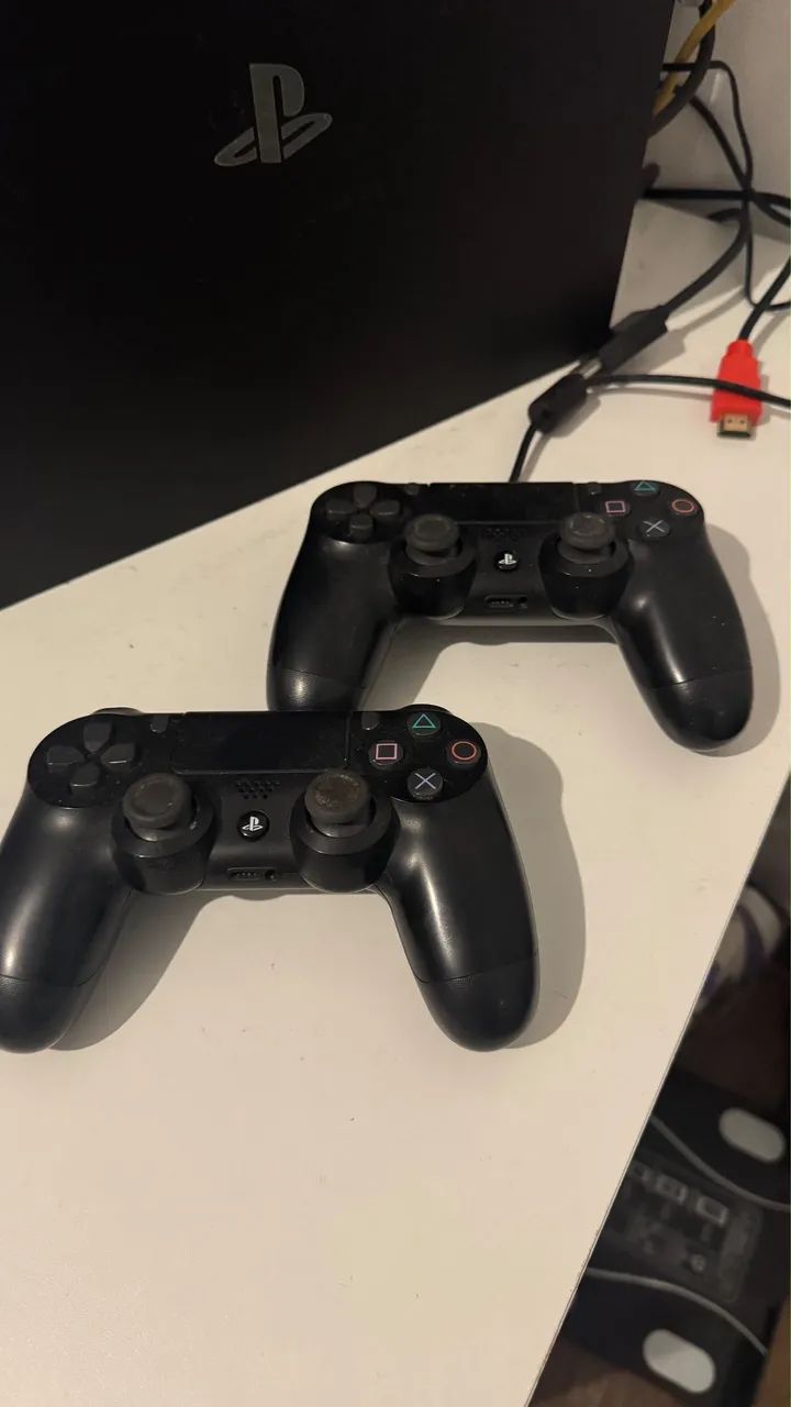 Ps4 Pro  1Tb com 2 controles  - Foto 2