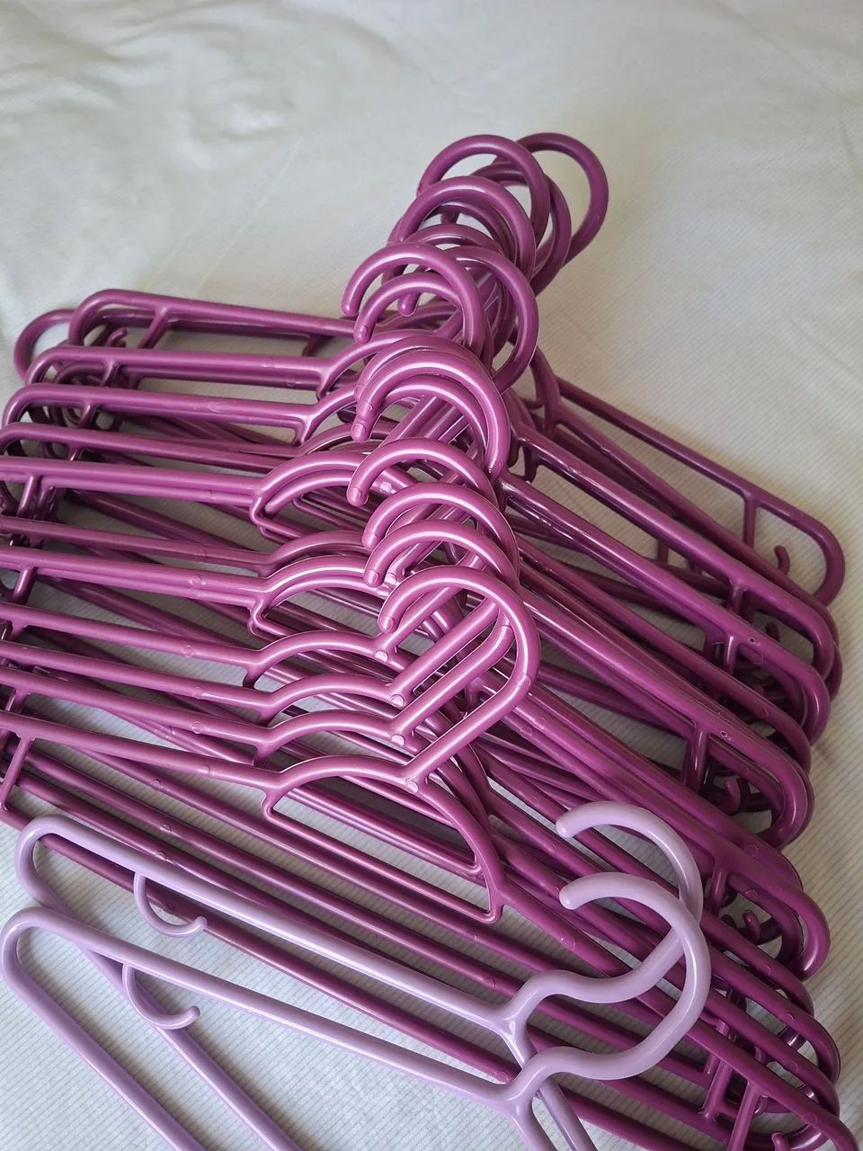 18 cabides plástico roxo