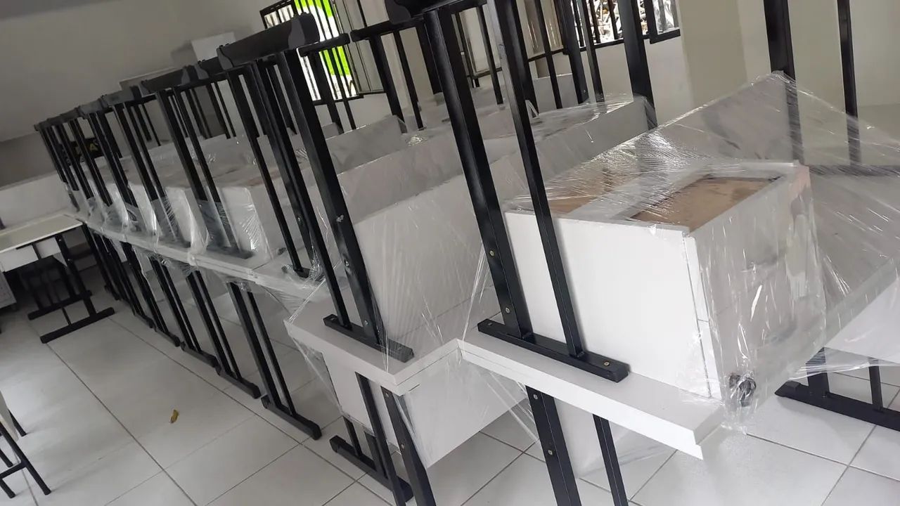 Mesa de escritório com duas gaveta. 