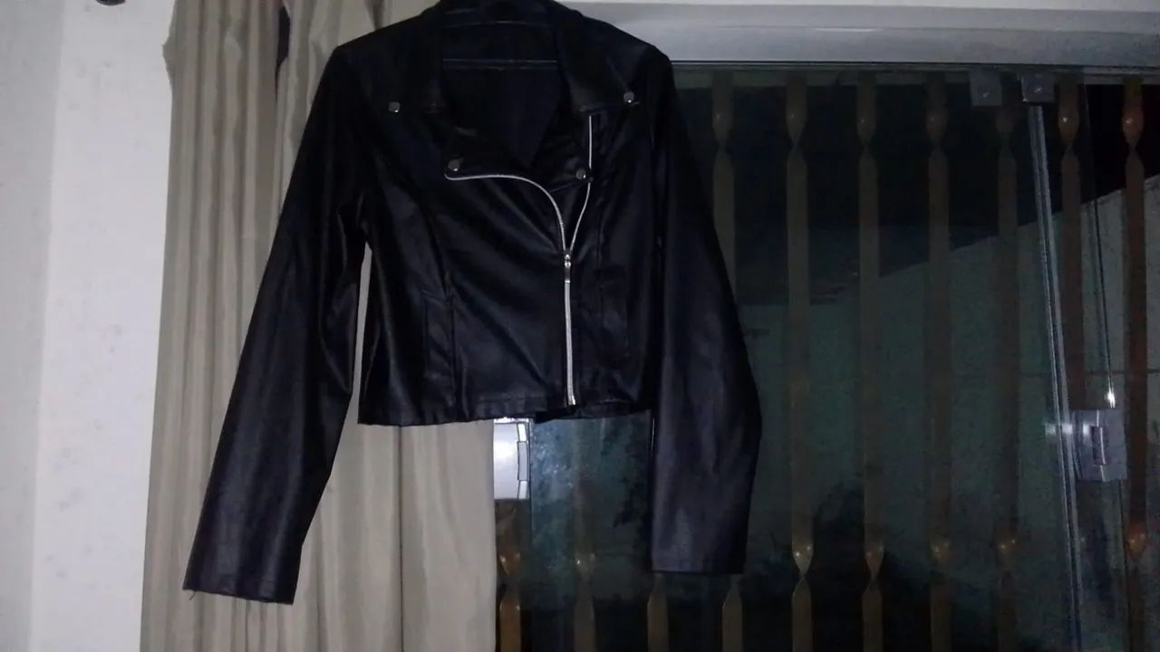 Jaqueta de couro preta a venda.