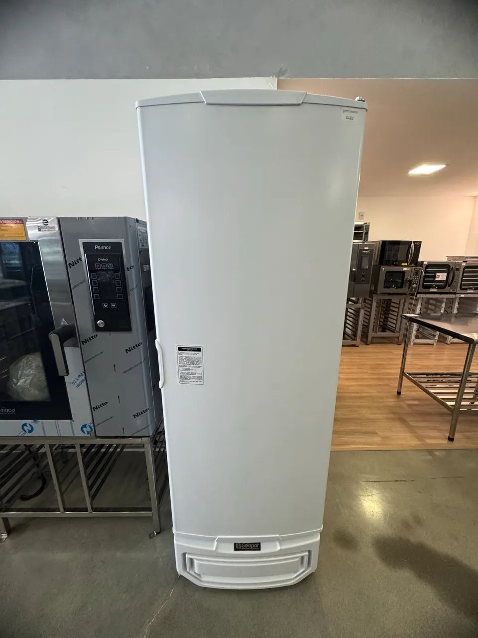 Freezer vertical porta sólida 575 litros Gelopar novo  - Foto 2