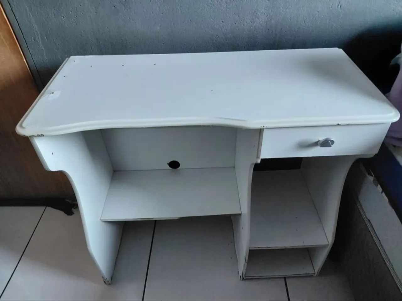 Mesa de Computador / Escrivaninha Branca Compacta (Com Detalhes)