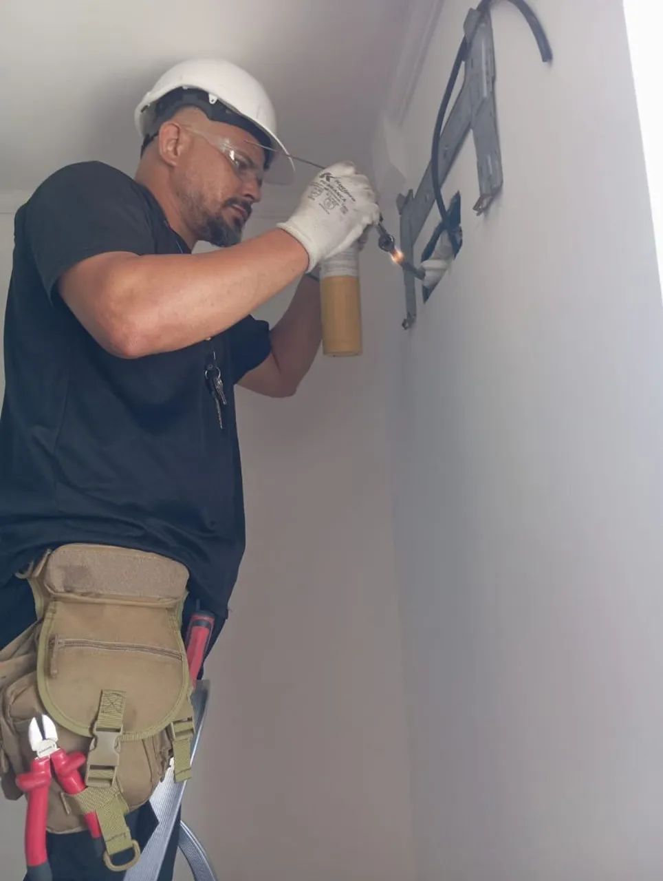 Instalação de ar-condicionado/ elétrica residencial e serviços pequenos.