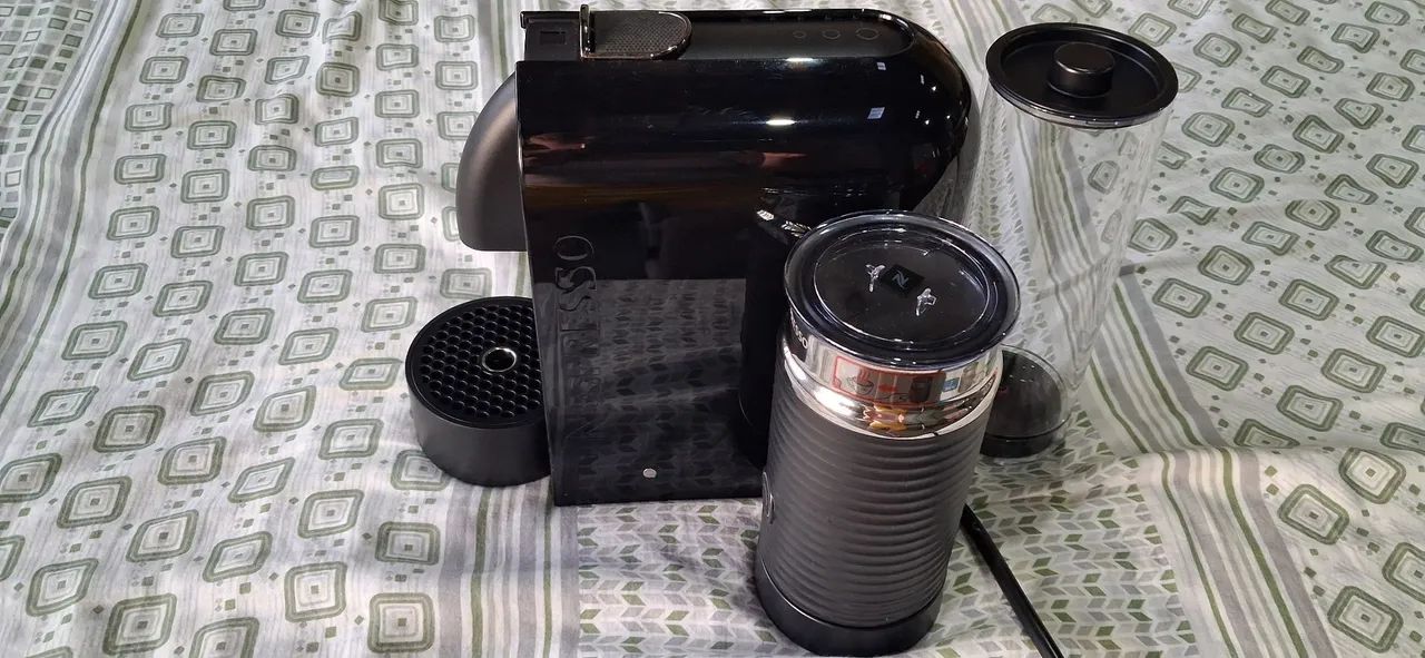 Cafeteira automática compacta Nespresso Umilk D55 - Foto 2