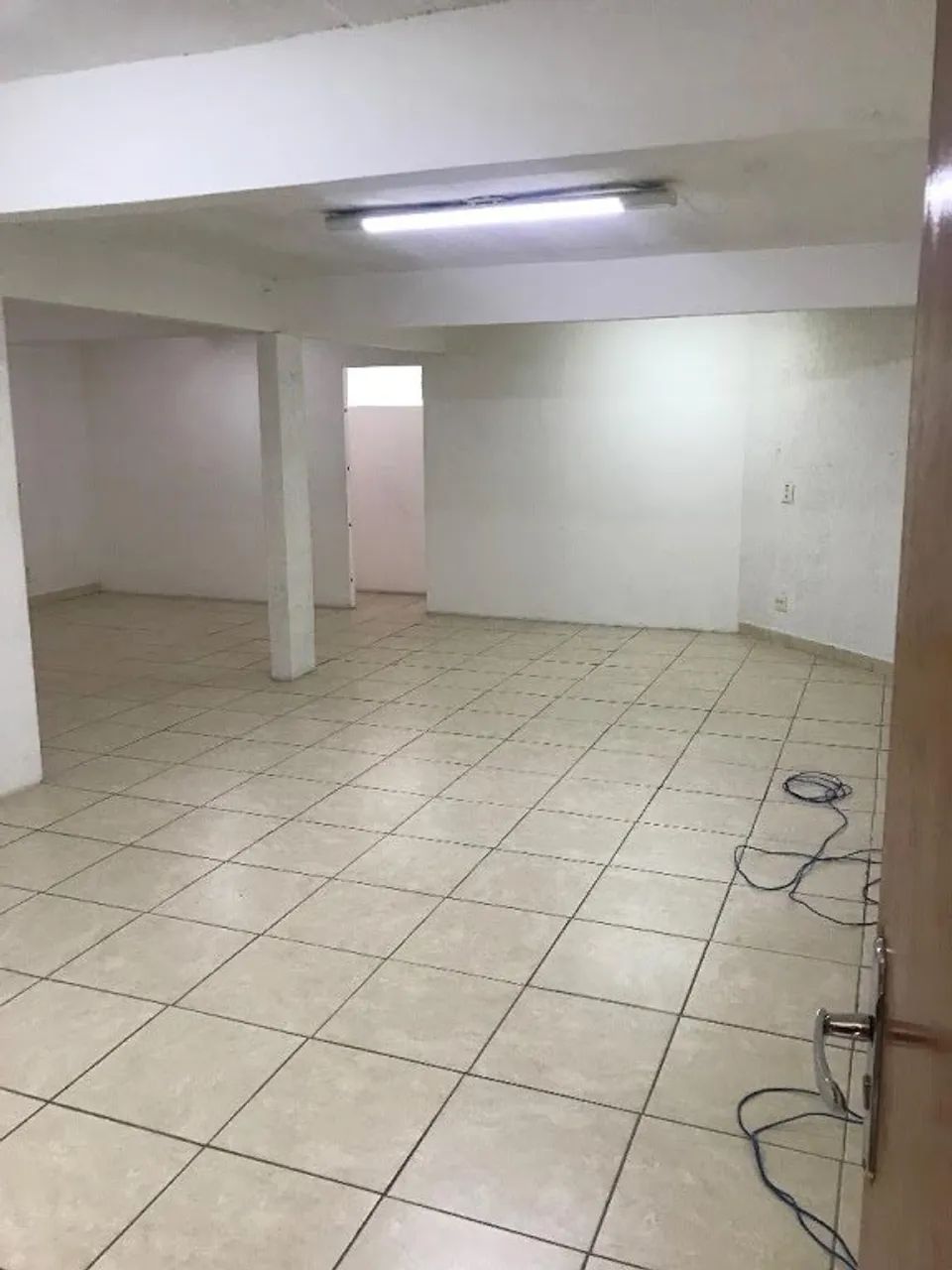 Sala comercial cp, 2 banheiros e copa, ótima localização