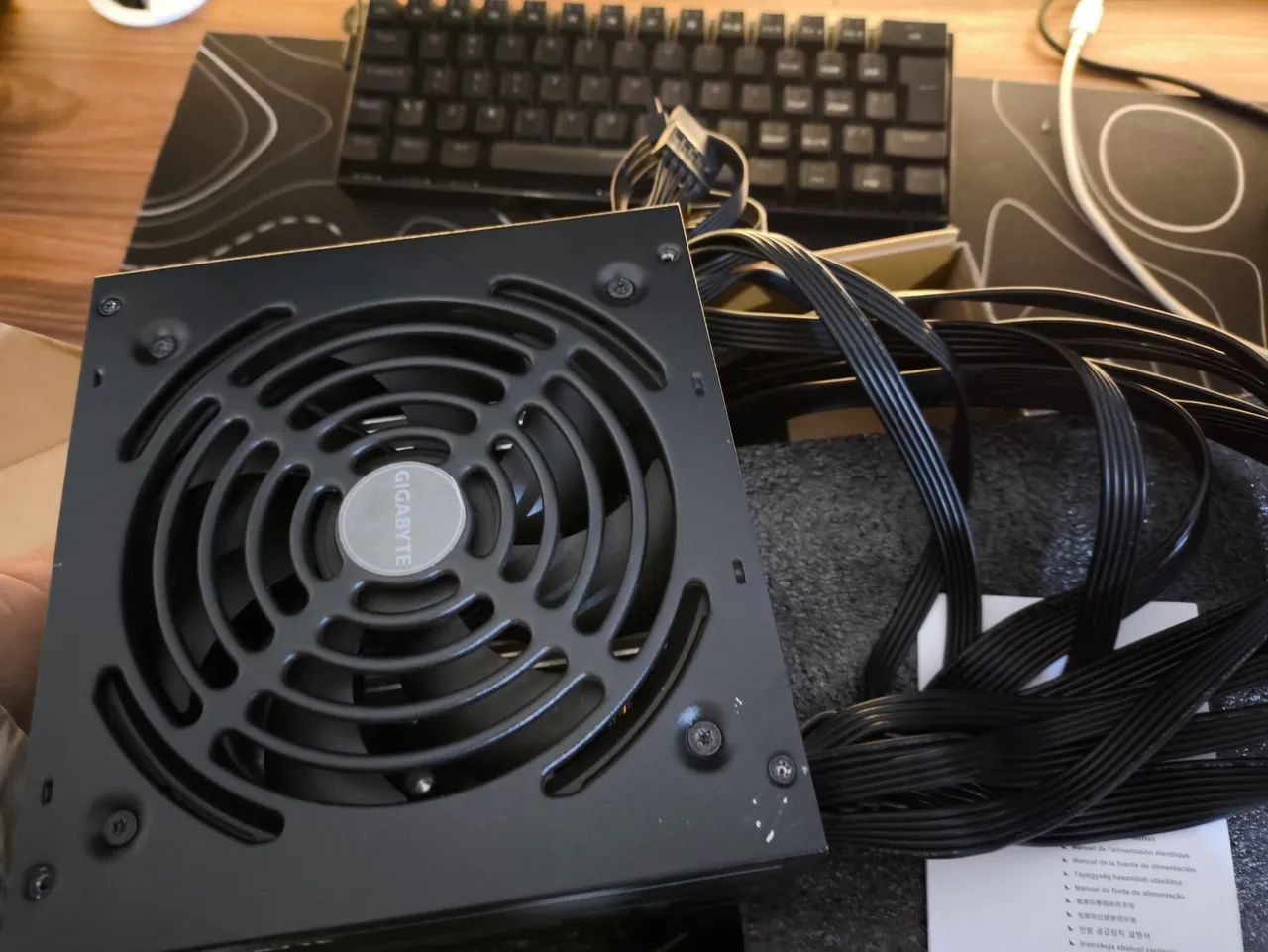 Fonte PC gamer Gigabyte P550B 550W 80 Plus Bronze - Foto 2
