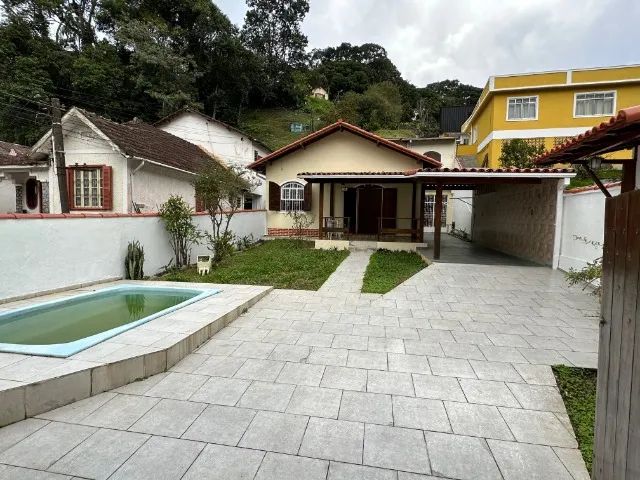 Alugo casa no Quart. Ingelhein com 3 quartos, quintal e garagem 