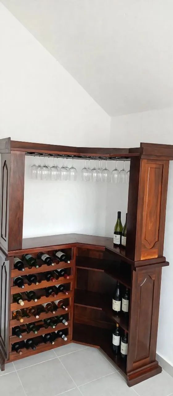 Bar adega em madeira de lei.