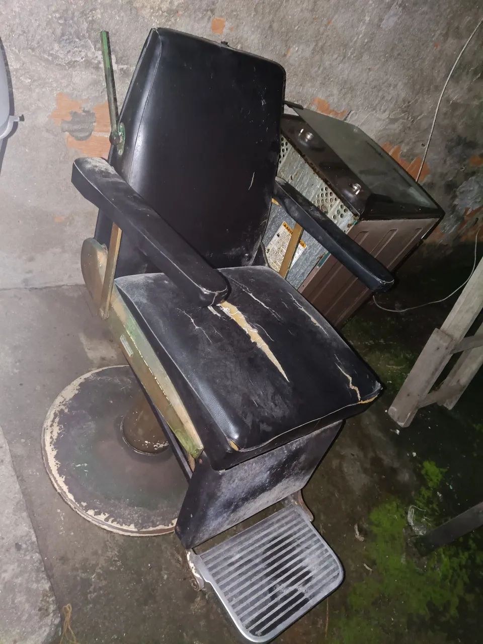 Cadeira antiga de barbearia precisa de reparos  - Foto 3