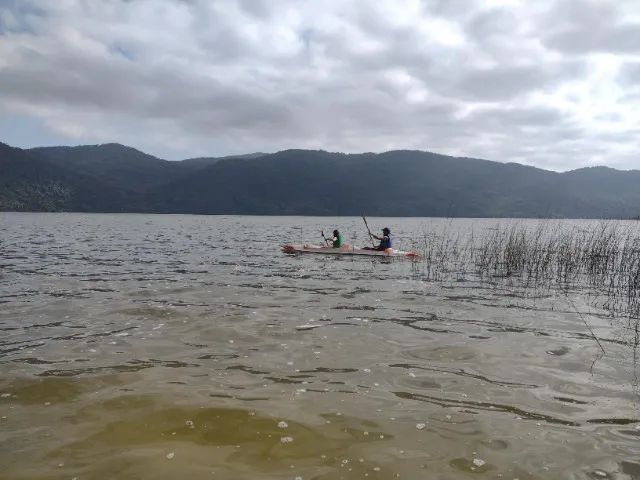 Caiaque kayak 2 lugares com remos e coletes - Foto 3