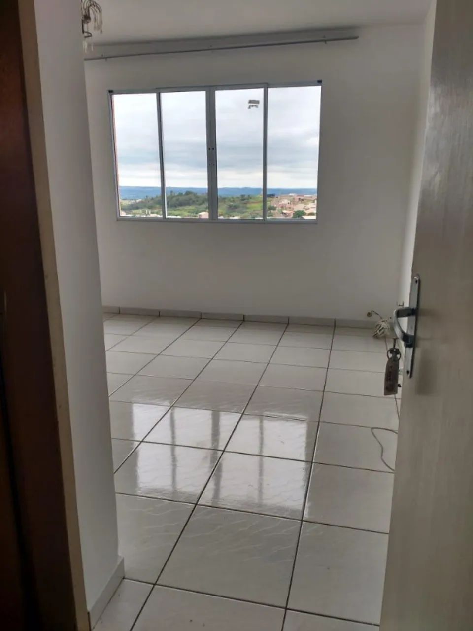 Aluga-se apartamento com três quarto