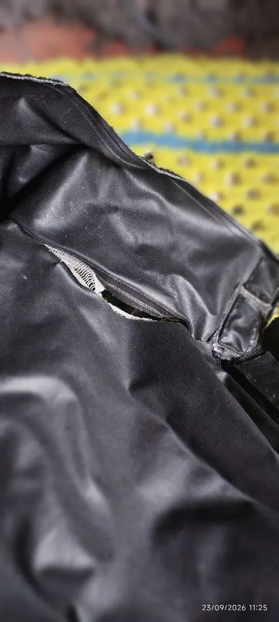 Vendo capa chuva para motoqueiro usada e  luva protetora nova  - Foto 5